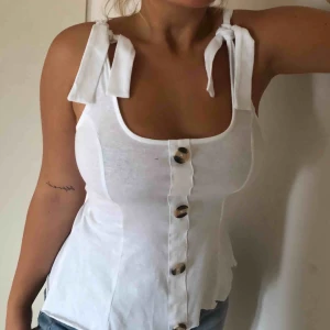  - Linne med knappar på från ASOS, knytning i band, lite stretchigt material (jag har klippt det till tröja då det var klänning) 