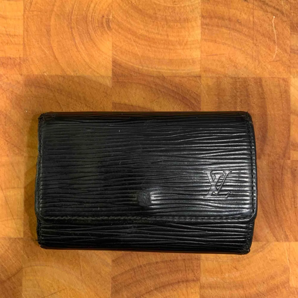 Vintage Louis Vuitton Nyckelhållare. Skick utger du själv utifrån bilderna. Behov av fler bilder eller har du frågor skriv PM. Köparen står för frakt. . Accessoarer.