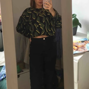  - Säljer en super fin blus från weekday Köpt för 200kr Mitt pris 50kr Fraktas bara 50kr + 36kr