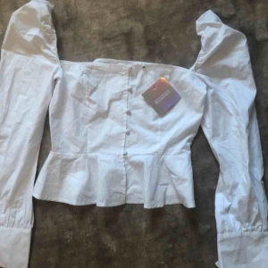  - Helt ny blus från ASOS! Aldrig använd, lappen kvar, storlek 38