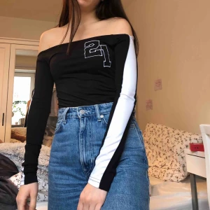  - Aldrig använd långärmad body från Missguided   Skriv om du har fler frågor osv.   Du står för frakt :)