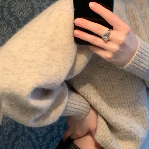 Weekday tröja - Säljer min fina ”stickade” tröja från Weekday. Ny skick! Väldigt snygga ballong armar och passform på tröjan. Frakt kan tillkomma men priset kan diskuteras vid snabb affär! 💕💕 (nypris: 450kr)