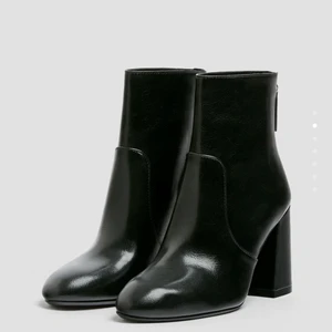 Nya helt oanvända Högklackade ankelboots - Supersnygga Nya helt Oanvända högklackade ankelboots i storlek 38 med prislappen kvar. skinnliknande med dragkedja bak i hälen, kostar 450kr nya, helt slutsålda överallt. säljes för 300kr eller bud. Säljes endast för för liten storlek och för sent att skicka tillbaks.