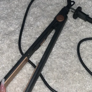Platt/locktång - Säljer min platt tång som även går o locka håret med, knappt använd o funkar perfekt