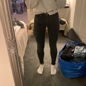 Svarta stuprörsjeans från Bikbok - Ett par svarta jeans i stuprörsmodell från Bikbok i strl S. Använda men i bra skick.