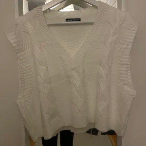 Vit stickad väst - Trendig väst från Shein. Säljer då det inte riktigt är min stil. Aldrig använd så nyskick:D Strl L men skulle säga att den är mer som M.