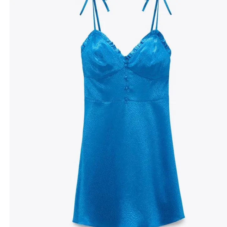 Säljer min jättefina blå zara klänning som är helt oanvänd och helt slutsåld. 190kr plus frakt 🤍 Buda i kommentarerna💙💙. Klänningar.
