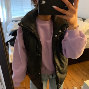 Sweatshirt - Säljer min skitsnygga sweatshirt från ginatricot då jag har två stycken. Populär och slutsåld i många storlekar😍😍. Lite stor i storleken så sitter snyggt overzised. Som ni ser på bilden är den i nyskick (inte nopprig eller liknande). 💕💕💕Köpt för 250