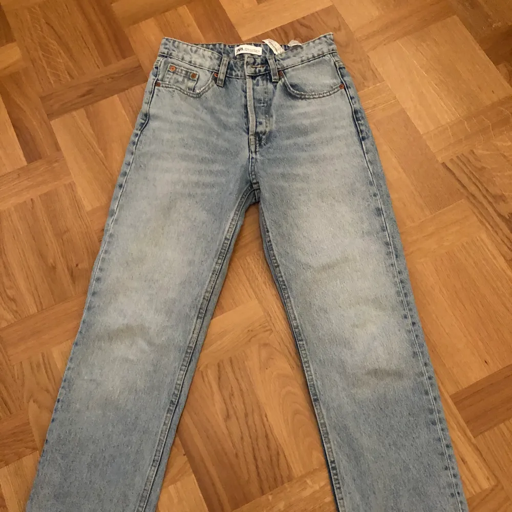Zara jeans str 34. Sparsamt använda innermått ben 60cm yttermått 88 . Jeans & Byxor.