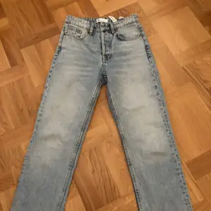 Zara jeans str 34. Sparsamt använda innermått ben 60cm yttermått 88 