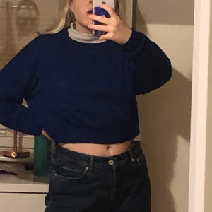 Blå stickad tröja - Säljer denna blåa lite croppade tröja! Helt oanvänd i storlek S!