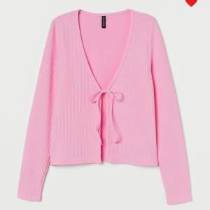 Jättesöt rosa ”kofta” från H&M. Aldrig använd. Priset är exkl frakt!