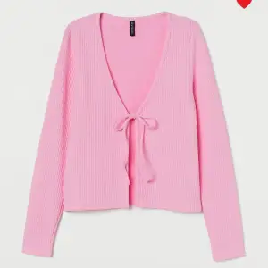 Jättesöt rosa ”kofta” från H&M. Aldrig använd. Priset är exkl frakt!