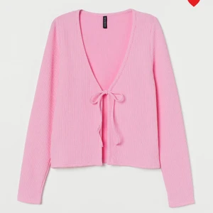 Rosa kofta från H&M - Jättesöt rosa ”kofta” från H&M. Aldrig använd. Priset är exkl frakt!