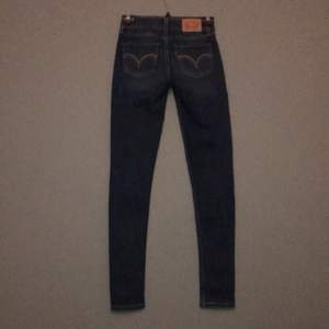 Mörkblå Levi’s jeans modell ”Skinny”. Köpta i New York på Macys för 1 år sedan, sparsamt använda. Stor i storleken, stretchtyg.  Köpare betalar frakt.