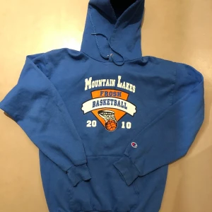 Champion college hoodie - Champion hoodie i ljusblått, lite nopprig men annars fint skick