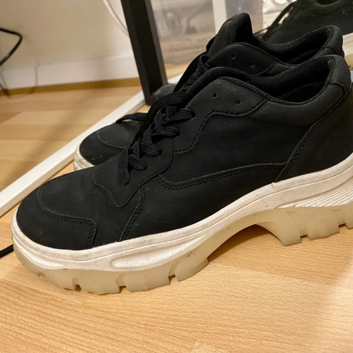 Svarta sneakers med hög sula - 90