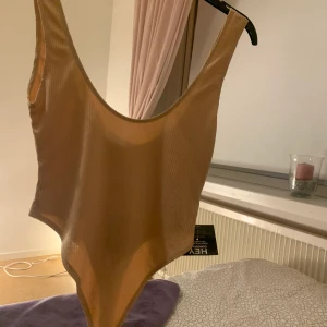 En helt ny body - Helt ny body med prislappen kvar 