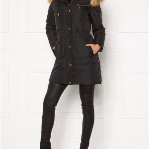 Hollies vinter jacka storlek 38 - Jag säljer min vinterjacka som jag knapp har andvänt och den är redo att säljas! Kan hämtas i Göteborg men annars står köparen för frakten!