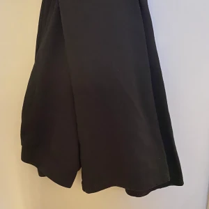 Svarta utsvängda byxor  - Svarta utsvängda byxor från Kappahl i storlek 158, andvänd 1-2 gånger 💕(köpare står för frakt ) 