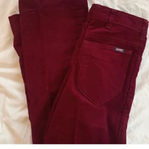 supersnygga röda byxor! - säljer dessa as snygga raka röda manchester byxor! väldigt långa! första bilden visar färgen bäst!❤️ säljer då de är försmå för mig! vintage!