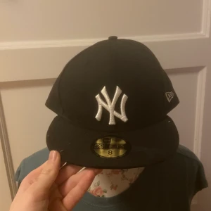New era keps - En jättefin new era keps som tyvärr var för stor för mig. Aldrig använd med prislappen kvar. Storleken är 64 cm men jag skulle säga att den är mer M/L. Ny pris 399kr. Möts ej upp fraktar bara! 
