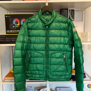 Moncler Acorus - Size 3 7/10 skick Smaragd grön