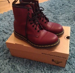  - Vinröda dr martens strl 39 Använda ett fåtal gånger. Fint skick 