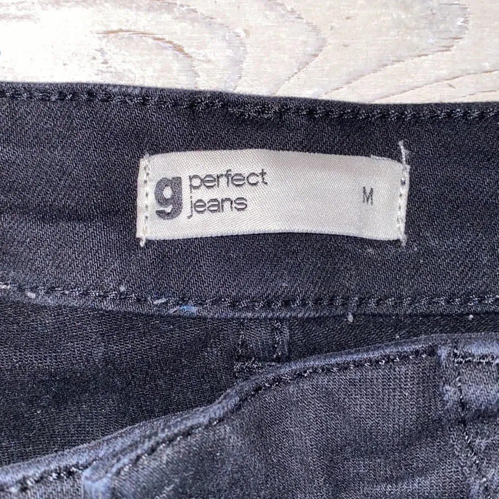 Säljer dessa as snygga bootcut jeans från Gina för att dem är för långa, endast testade på.. Jeans & Byxor.