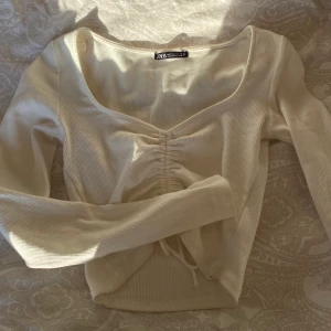 Topp - Säljer min fina topp ifrån zara som är helt oanvänd!💕