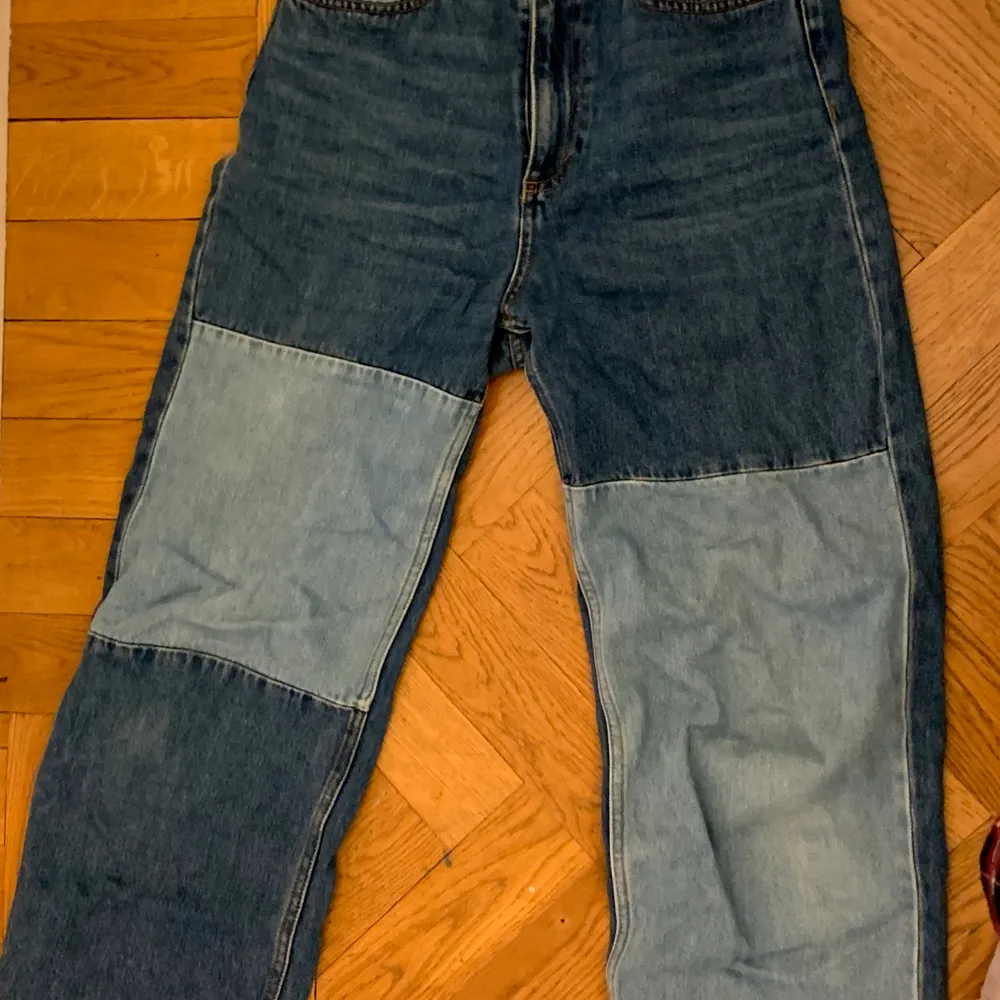 Säljer mina snygga monki jeans pga av att de är för korta för min smak. Jag är 165cm. Dom är sällan använda. Fast dom är jätte coola o snygga. Köpta för 400kr säljs för 170kr+frakt. Buda gärna högsta budet kan va 250kr+frakt. Frakt kostnaden kan diskuteras . Jeans & Byxor.