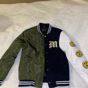 Bomberjacka  - Säljer min superfina varsity jacka som är köpt här på plick. Ingen budgivning, först till kvarn!!💞✌🏼✌🏼