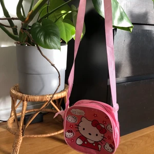 Axelväska hello kitty - Hello kitty axelväska, superfin! 100kr eller bud och frakt ingår❤️