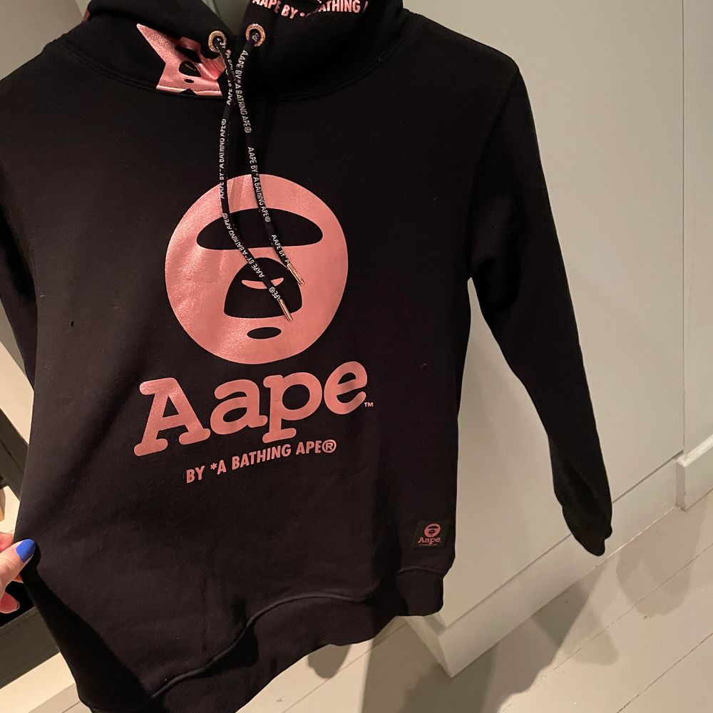 By A Bathing Aape hoodie. Så cool o snygg🤩 äkta 450+frakt💘. Huvtröjor & Träningströjor.