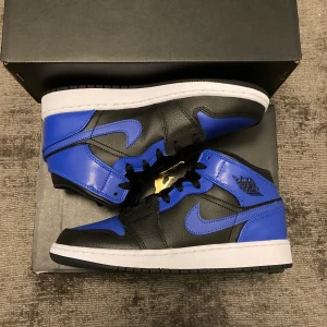 Air Jordan 1 Mid (Grade School) ”Hyper Royal” - Hej. Jag säljer några helt nya par Air Jordan 1 GS ”Hyper Royal” i storlekarna 38 och 38,5 för 1600kr styck.                                                                       Fraktar samma eller nästa dag efter betalning.        Skriv gärna om du har frågor eller vill ha fler bilder!
