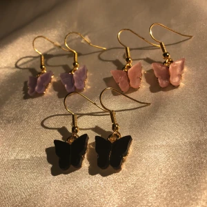 Örhängen - Säljer dessa super fina fjärils örhängen🦋
