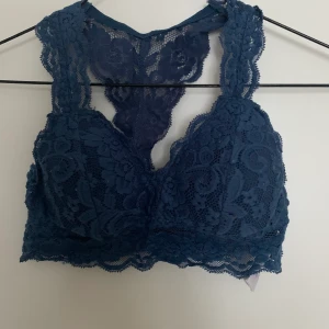 Blå bralette - En blå bralette med lite vaddering i. Den kommer inte till användning eftersom att den är för liten till mig så därför säljer jag den. Skriv vid intresse 💜