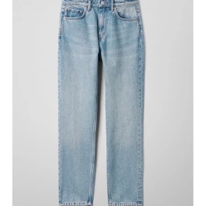 Mom jeans från weekday  - Säljer mina mom jeans från weekday av den enkla anledningen att de är för små för mig. Modellen är Seattle.