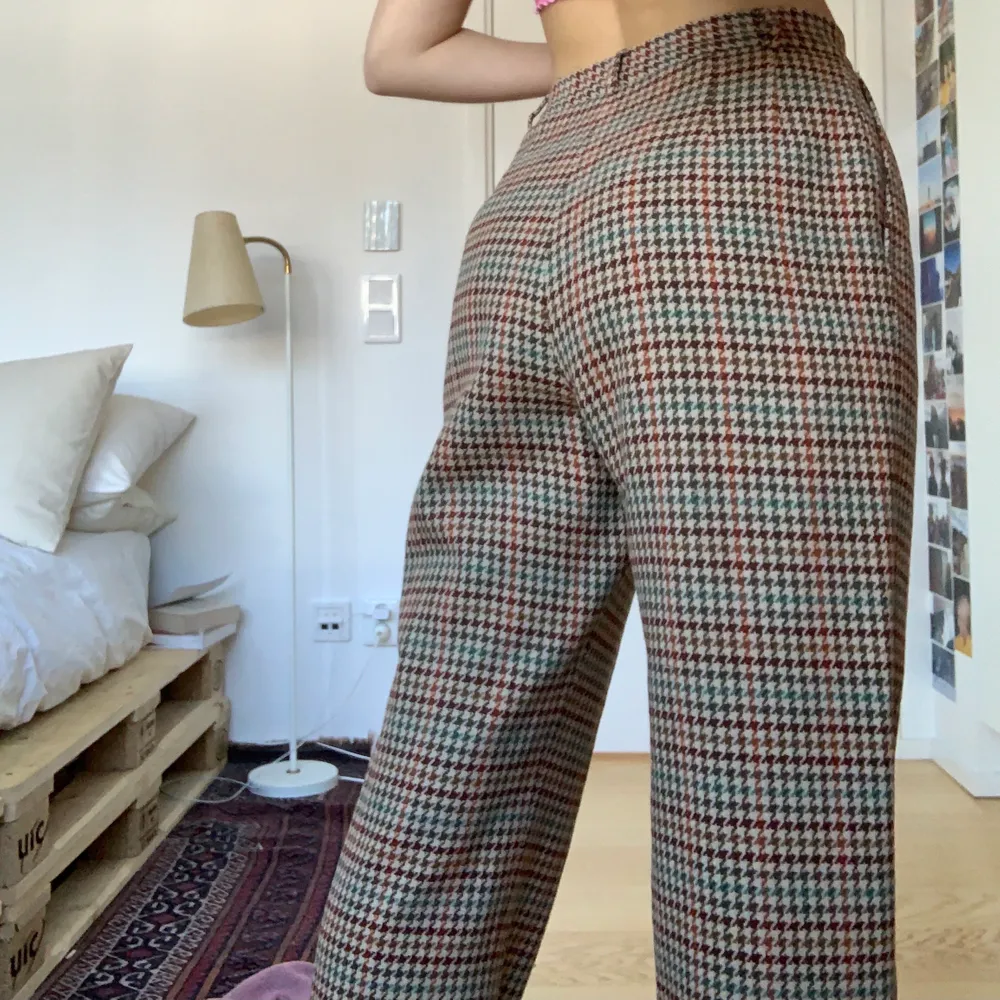 The pants are tight at the top but loose fitted towards the bottom and straight legged. It is silk textured on the inside (last photo). The details on the pants are super pretty and it fits really nicely on the waist :) Frakt är 62kr och skickar med Postnord . Jeans & Byxor.