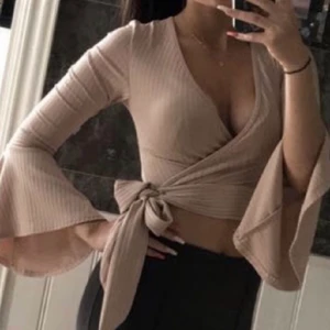 Topp - Beige/rosa topp i storlek 34, funkar på mig som bär 36/38,  säljer för 99 kr. 