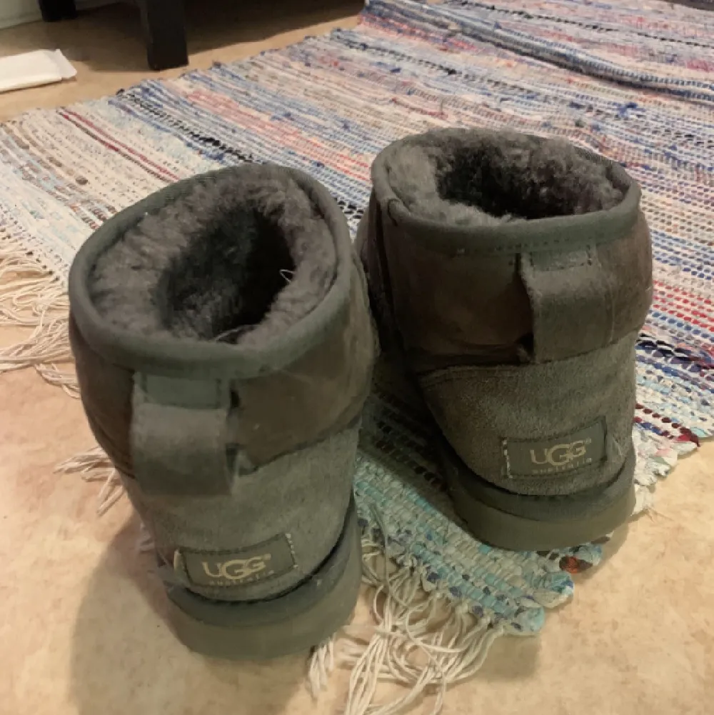 Säljer ett par gråa uggs i storlek 38, fint skick men använda! Skriv privat för egna bilder 💕 kan skickas mot fraktkostnad på 66kr . Skor.