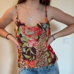 Gulligt linne! - Så fint linne i perfekt skick! Liten dragkedja på sidan som gör det lättare att sätta på sig linnet! Materialet är tunnt och färgerna är lite starkare i verkligheten. Storlek S frakt tillkommer 22kr 💞