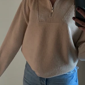 Ziptröja zara strl M - Skit snygg slutsåld ziptröja från zara strl M. Sitter fint oversized på mig som vanliga fall är S. Säljer för dålig användning av den. Högsta bud 200