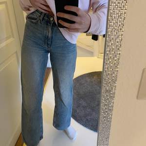 Säljer mina jeans från monki i modellen YOKO 💕 dom är i storlek 24 och säljer pga att dom är lite korta på mig som är 1.67 🤍 inga defekter alls, jättebra skick. Säljer för 150kr men bud om fler är intresserade!