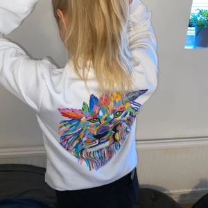 Målad Sweatshirt - Tröja med målat lejon⚡️⚡️Om någon är intresserad av en liknande så skriv till mig💖💖 pris diskuteras!!