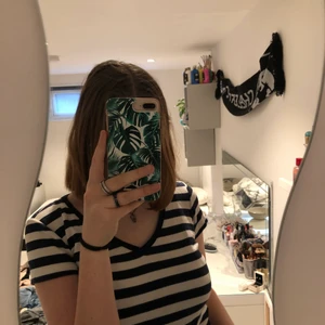 JÄTTESNYGG T-SHIRT FRÅN RALPH RAUREN !! - Randig blå och vit tröja från Ralph Lauren, inte använd så mycket, V-ringad och jätteskön! Storlek XS