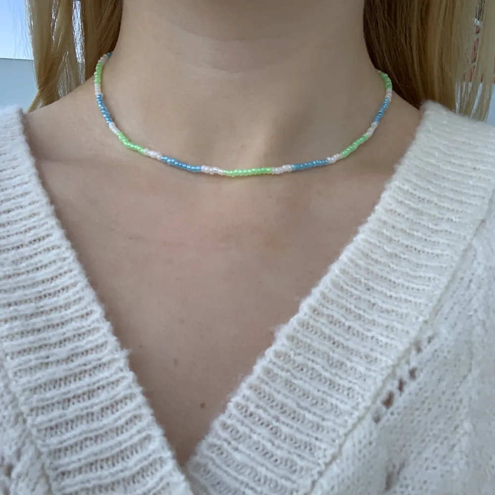 Blått, grönt & vitt pärlhalsband med små pärlor🤍🦋💚🍭💕💙🐢 halsbandet försluts med lås och tråden är elastisk . Accessoarer.