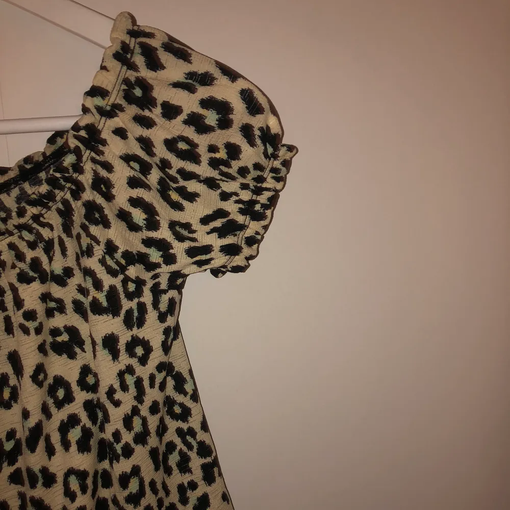 Superfin blus från Gina tricot i leopardmönster. Passar tyvärr inte mig längre, tröjan är superfin till kjol eller jeans bland annat!. Blusar.