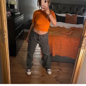 Jeans Levis 501 - Såå snygga Levis som jag tyvärr inte passade mig då de var för stora, första bilden är lånad från hon jag köpte de från, W30 L32, jättebra skick! Innerbensmått: 80 cm Midjemått: 80cm. Passar flera storlekar beroende på hur man vill de ska sitta💕 högsta bud: 500, avslutas onsdag då jag inte kan posta innan dess