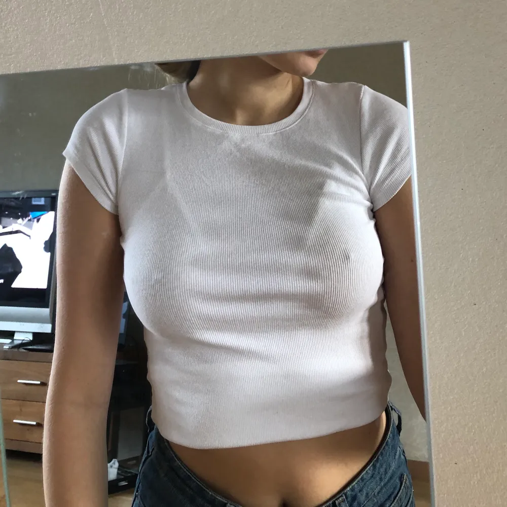 Ribbad vit T-shirt som sitter tajt på kroppen i storlek S✨Köparen står för frakten som är 48kr✨. T-shirts.